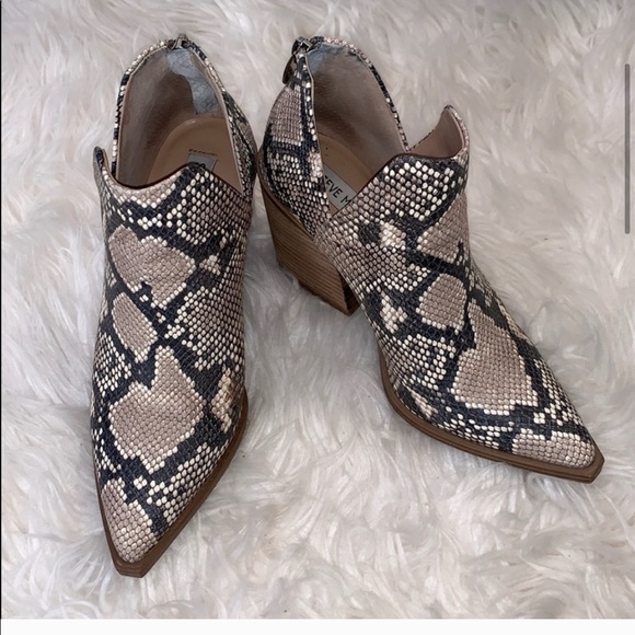 steve madden camryn snake bootie